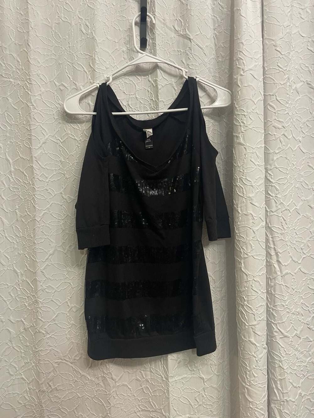 Love Rocks Top Size XL Black Cold Shoulder Sequin V-Neck